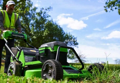 Battery powered commercial lawn mower